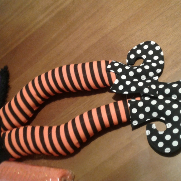 Halloween Hand Crafted Witch Wreath Door DIY Kit Legs NO ORANGE MESH FINAL - Picture 4 of 5